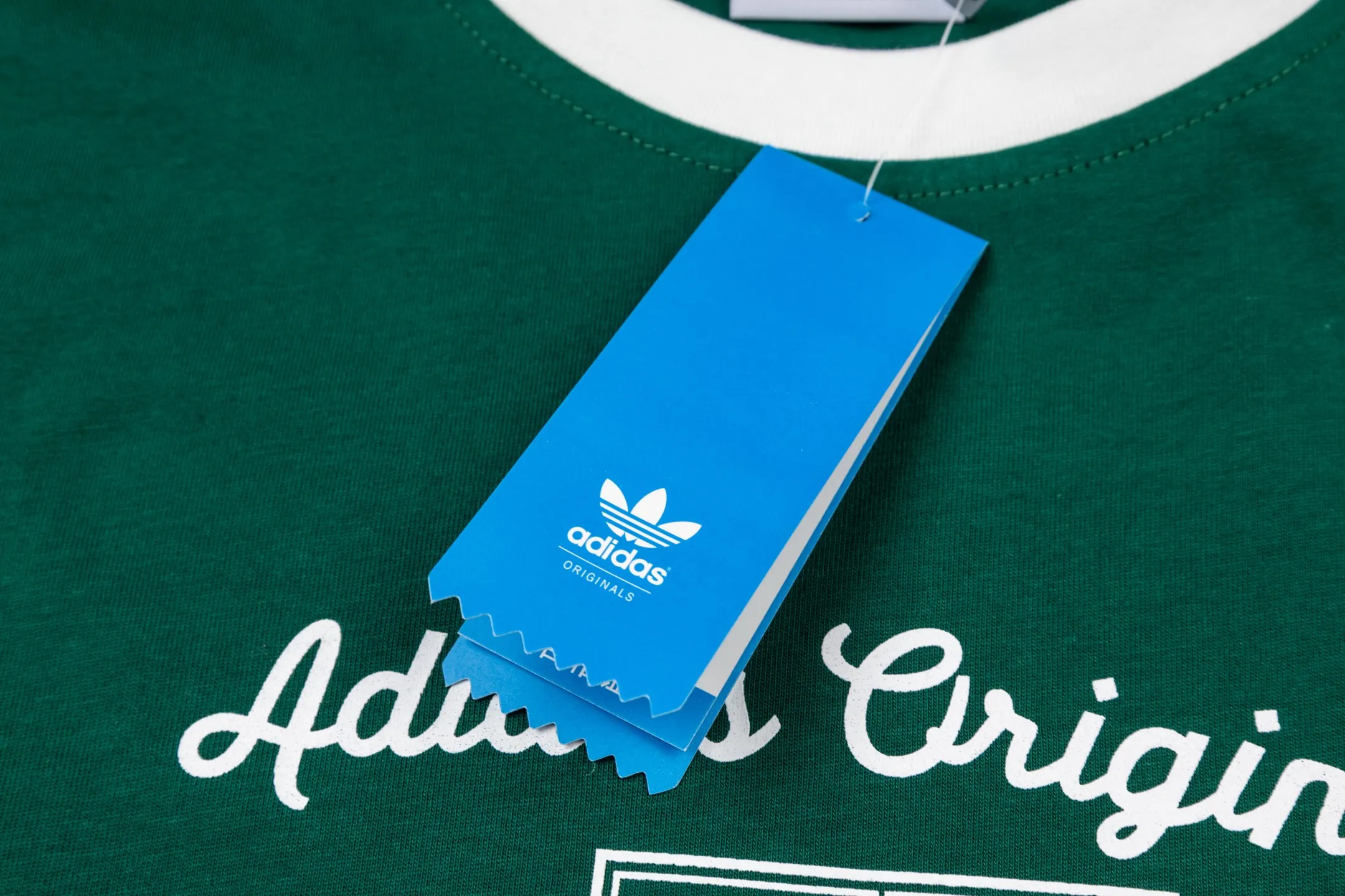Adidas Clover Song Yuqi Same Style preppy short-sleeved pure cotton material, skin-friendly and breathable, super comfortable to wear in spring and summer! It has a loose fit on the front shoulder and Navy Blue contrasting edges, giving it a full retro college style✨. The embroidered badge on the chest is super delicate and highly recognizable. It goes well with short skirts or straight pants. It can be easily worn in daily casual or campus wear ~ Versatile also reduces age and directly adds a sense of youthful vitality! Style number: A 191# Color: Green White Size: S M L XL XXL